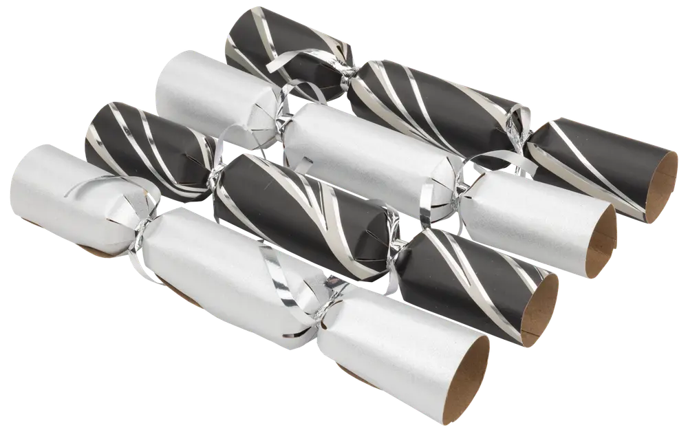 Set med åtta julsmällkarameller i svart och silver med metallband, klassisk cylindrisk form och festlig design, perfekt för dukning och högtidsfirande.