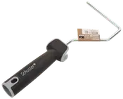 Svart och grått ergonomiskt handtag för målarroller med metallram, passar 15 cm rollers. Handtaget har upphängningshål och märket Schuster tryckt på sidan.