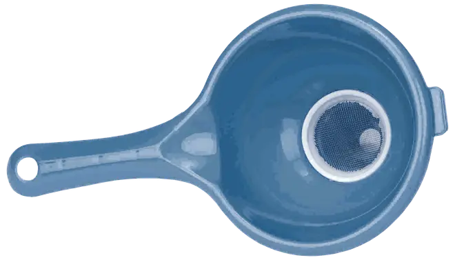 Blå plastiktragt med langt håndtag og indbygget finmasket si i bunden, velegnet til filtrering af væsker eller små partikler. Håndtaget har hul til ophæng.