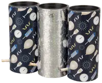 Sæt med tre cylindriske fyrværkerier med nytårstema, dekoreret med ure, balloner, champagneglas og festhatte. Hver har en synlig lunte til antændelse.