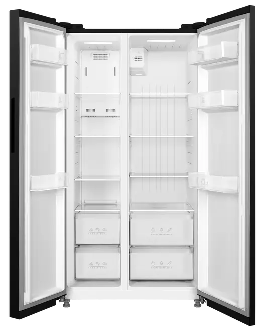 Side-by-side køleskab med dobbeltdøre, justerbare glashylder, gennemsigtige grøntsagsskuffer og dørhylder til ekstra opbevaring. Rummeligt, moderne design med indvendig belysning.