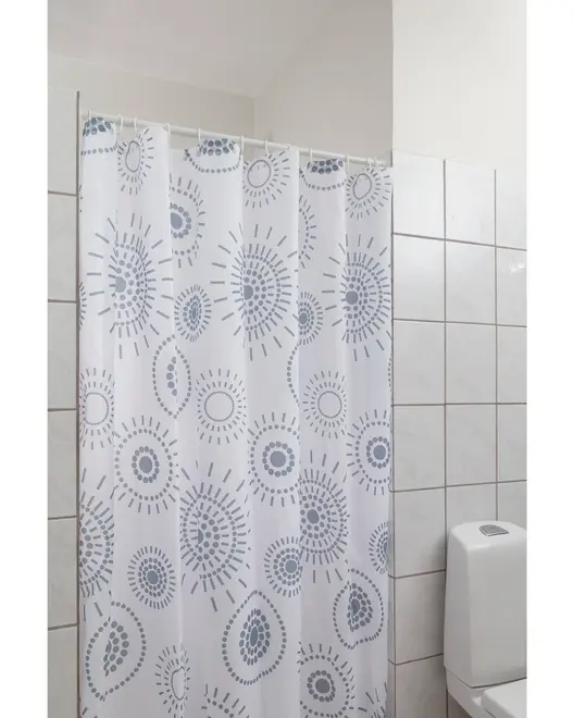 Vit duschdraperi med grå cirkulära och prickiga solmönster, tillverkad av vattentätt material. Hängs på metallringar, modern design, lätt att rengöra.