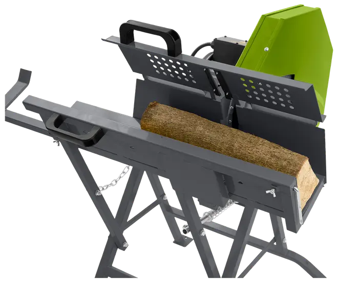 Elektrisk brændesav med metalstel, sikkerhedsafdækning og grøn motorboks. Maskinen holder brændet sikkert på plads for effektiv og sikker savning af brænde.