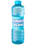 Klar plastflaske med blå låg, mærket 'Bubble Blow'. Indeholder sæbeboblevæske til børns leg. Blå etiket med sjov skrifttype, ideel til udendørs brug.