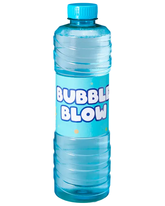 Klar plastflaske med blå låg, mærket 'Bubble Blow'. Indeholder sæbeboblevæske til børns leg. Blå etiket med sjov skrifttype, ideel til udendørs brug.