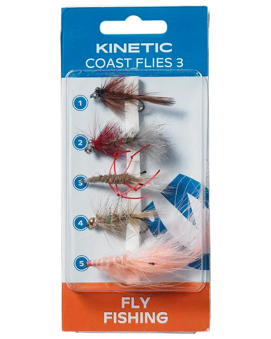Pakke med fem forskellige Kinetic Coast Flies til fluefiskeri, med forskellige farver og fjer, hver med krog, designet til at tiltrække forskellige fiskearter i kystområder.