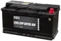 Sort AGM-bilbatteri med markerede poler, designet til start/stop-køretøjer. Robust plastkasse, tydelig branding og tekniske specifikationer på frontetiketten.