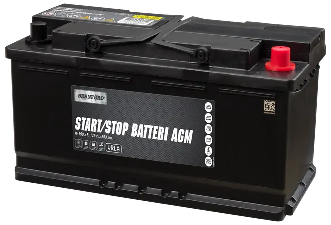 Sort AGM-bilbatteri med markerede poler, designet til start/stop-køretøjer. Robust plastkasse, tydelig branding og tekniske specifikationer på frontetiketten.