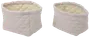 Två quiltade förvaringskorgar i ljusbeige tyg, rektangulär form, mjuka vadderade sidor och krämfärgat innerfoder. Perfekta för småförvaring eller barnrumsartiklar.