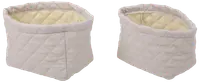 Sæt med to quiltede stofkurve i lysebeige, rektangulær form, bløde polstrede sider og cremefarvet indvendig for. Perfekte til opbevaring af småting eller babyudstyr.