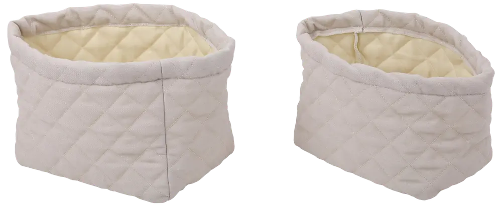 Sæt med to quiltede stofkurve i lysebeige, rektangulær form, bløde polstrede sider og cremefarvet indvendig for. Perfekte til opbevaring af småting eller babyudstyr.
