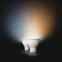To Philips Hue White Ambiance GU10 LED-pærer, udsender justerbart hvidt lys fra varmt til koldt. Cylindrisk form med metalbase, ideel til smart belysning i hjemmet.