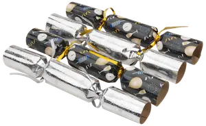 Set med åtta festliga smällkarameller, med glänsande silver och svart design, klockor, ballonger och konfetti, knutna med guldband. Perfekt för firande och högtider.