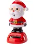 Rød julemandsfigur med hat, hvidt skæg, sorte støvler og guldbælte, stående på en blank rød base med solpanelvindue.