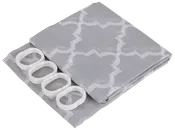 Grå duschdraperi med vitt geometriskt mönster, prydligt vikt. Inkluderar fyra vita ovala duschdraperiringar. Modern och enkel design för badrum.