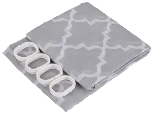 Gråt badeforhæng med hvidt geometrisk mønster, pænt foldet. Inkluderer fire hvide ovale gardinringe, ideel til badeværelset. Moderne og enkelt design.