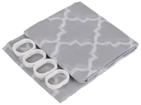 Gråt badeforhæng med hvidt geometrisk mønster, pænt foldet. Inkluderer fire hvide ovale gardinringe, ideel til badeværelset. Moderne og enkelt design.