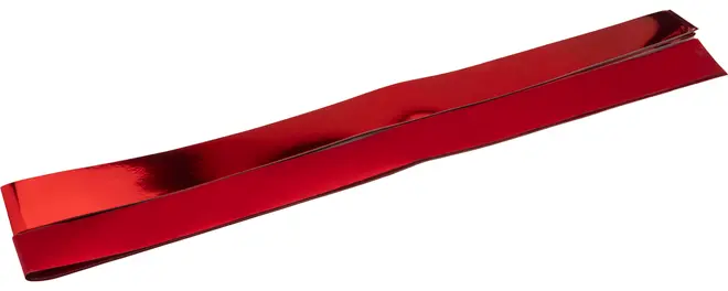 Blank rød metallisk gavebånd, fladt og foldet, med glat, reflekterende overflade. Velegnet til gaveindpakning, dekoration eller hobbyprojekter. Båndet er bredt og robust.
