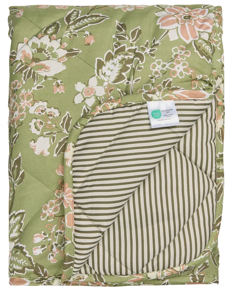 Grøn quiltet pudebetræk med lyserødt og hvidt blomsterprint, stribet inderfor i grøn og hvid. Fremstillet af økologisk bomuld, standard størrelse, blødt og dekorativt.