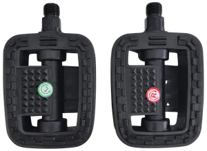 Par svarta plastcykelpedaler med halkskydd, fyrkantig form och färgade vänster/höger-markeringar. Hållbar konstruktion, enkel montering med gängade axlar.