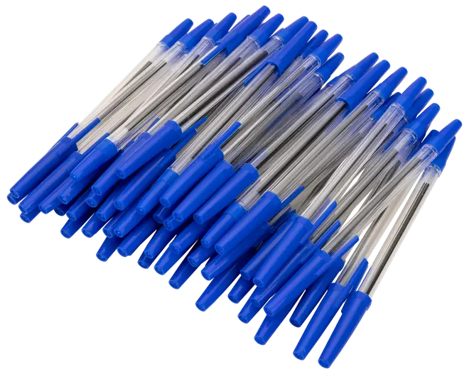 Förpackning med blå kulspetspennor, genomskinliga plastkroppar och blå korkar. Standardspets, perfekt för dagligt skrivande. Lätta och engångsdesign.
