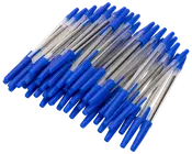 Förpackning med blå kulspetspennor, genomskinliga plastkroppar och blå korkar. Standardspets, perfekt för dagligt skrivande. Lätta och engångsdesign.