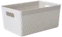 Rektangulär vit plastkorg med flätad struktur, öppen ovansida och inbyggda handtag på båda sidor. Perfekt för förvaring av hem- eller kontorsartiklar.