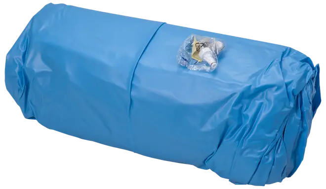 Blå uppblåsbar luftmadrass med slät yta, rullade kanter och luftventil för uppblåsning. Kompakt och lätt, passar camping eller gäster. Reparationslapp ingår.