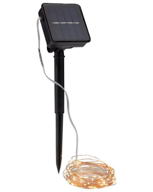 Soldriven utomhusslinga med fyrkantig panel, jordspett och hoprullad varmvit LED-ljusslinga.