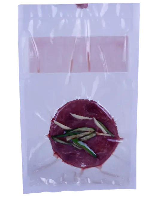 Vakuumförpackad skiva rå nötkött toppad med strimlad salladslök, förpackad i klar plastpåse för fräschhet och enkel förvaring.