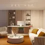 Moderne hjemmekontor med hvidt skrivebord, grøn stol, beige sofa med sennepsfarvede puder, rundt sofabord, indbyggede træreoler og loftsskinnebelysning. Minimalistisk og hyggeligt design.