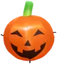 Oppustelig Halloween græskar dekoration med smilende græskarlygte-ansigt, klar orange farve og grøn stilk. Fremstillet i holdbart materiale til indendørs eller udendørs brug.