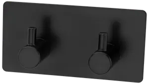 Matt svart väggmonterad dubbelkrok med rektangulär bas och två cylindriska krokar, perfekt för handdukar, morgonrockar eller accessoarer i badrum eller hall.