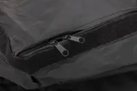 Närbild av svart tygväska med två dragkedjor och en kardborreremsa för säker stängning och enkel åtkomst till innehållet.