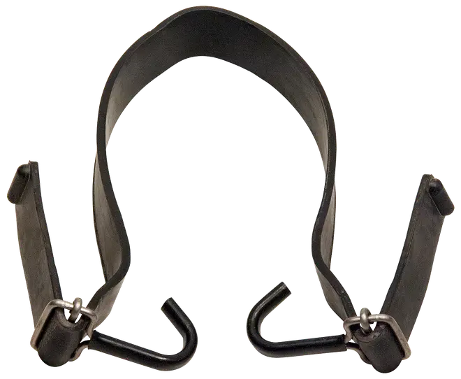 Sort gummistrop med to metal kroge i hver ende, designet til fastgørelse af last eller genstande under transport. Fleksibel og holdbar til gentagen brug.