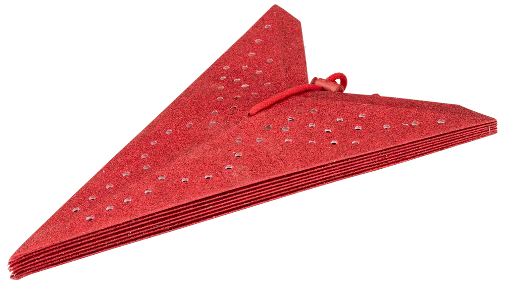 Förpackning med röda trekantiga slippapper med flera hål, passar detaljslipmaskiner. Flera ark staplade, utformade för effektiv slipning och dammutsugning.