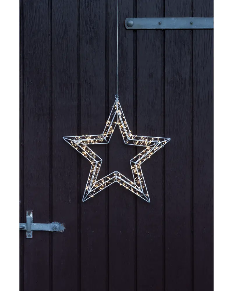 Hängande stjärnformad dekoration med metallram och varmvita LED-ljusslingor, passar för inomhus- eller utomhusbruk som fest- eller julbelysning.