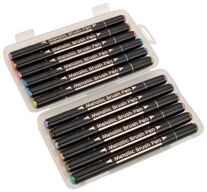 Sæt med 12 metalliske brush-penne i klar plastæske. Hver pen har farvet hætte, der viser blækkets farve, velegnet til kunst, kalligrafi og hobby.