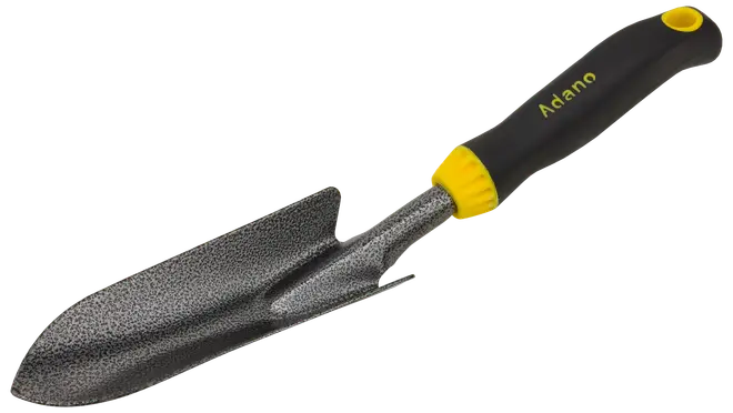 Metallträdgårdsspade med spetsigt, texturerat blad och ergonomiskt svart handtag med gula detaljer. Perfekt för grävning och plantering. Märket "Adano" på handtaget.