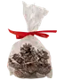 Påse med dekorativa kottar i klar plast, knuten med rött band. Perfekt för juldekoration, pyssel eller present. Naturligt brun färg med frostade toppar.