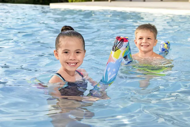 Färgglad skumvattenblaster, lätt och greppvänlig, designad för lek i pool eller utomhus. Cylindrisk form med mönster, passar barn.