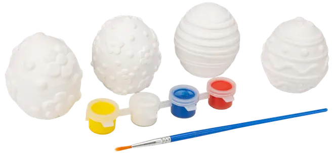 Set med fyra vita äggformade figurer med mönster, tre små färgburkar (gul, blå, röd), en klar burk och en blå pensel för dekoration.
