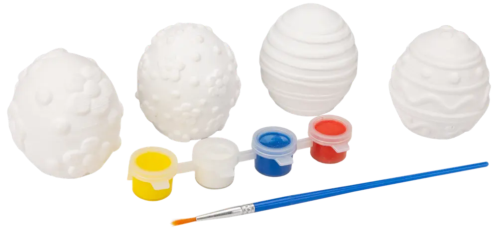 Sæt med fire hvide æggeformede figurer med mønstre, tre små malerbøtter (gul, blå, rød), én klar bøtte og en blå pensel til dekoration.