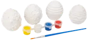 Set med fyra vita äggformade figurer med mönster, tre små färgburkar (gul, blå, röd), en klar burk och en blå pensel för dekoration.