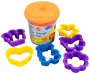 Børns dej-sæt med orange bøtte og seks farverige plastikforme: hjerte, stjerne, sommerfugl, blomst, bamse og cupcake. Perfekt til kreativ leg og hobbyaktiviteter.