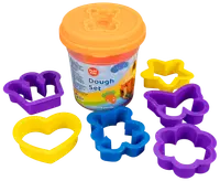 Børns dej-sæt med orange bøtte og seks farverige plastikforme: hjerte, stjerne, sommerfugl, blomst, bamse og cupcake. Perfekt til kreativ leg og hobbyaktiviteter.