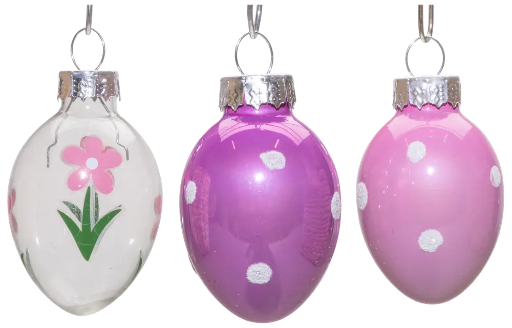Sæt med tre æggeformede glasornamenter med sølvtoppe: én hvid med lyserød blomst, én lilla med hvide prikker og én lyserød med hvide prikker. Blank overflade.