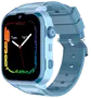 Lyseblåt smartwatch med rektangulær skærm, farverig urskive, sideknap og silikonerem. Moderne design, velegnet til fitness, notifikationer og daglig brug.