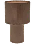Brun bordlampe med cylindrisk base og skærm, begge dækket af lodret ribbet stofstruktur. Moderne, minimalistisk design til nutidige interiører. Giver blødt, varmt lys.