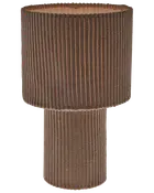 Brun bordlampe med cylindrisk base og skærm, begge dækket af lodret ribbet stofstruktur. Moderne, minimalistisk design til nutidige interiører. Giver blødt, varmt lys.